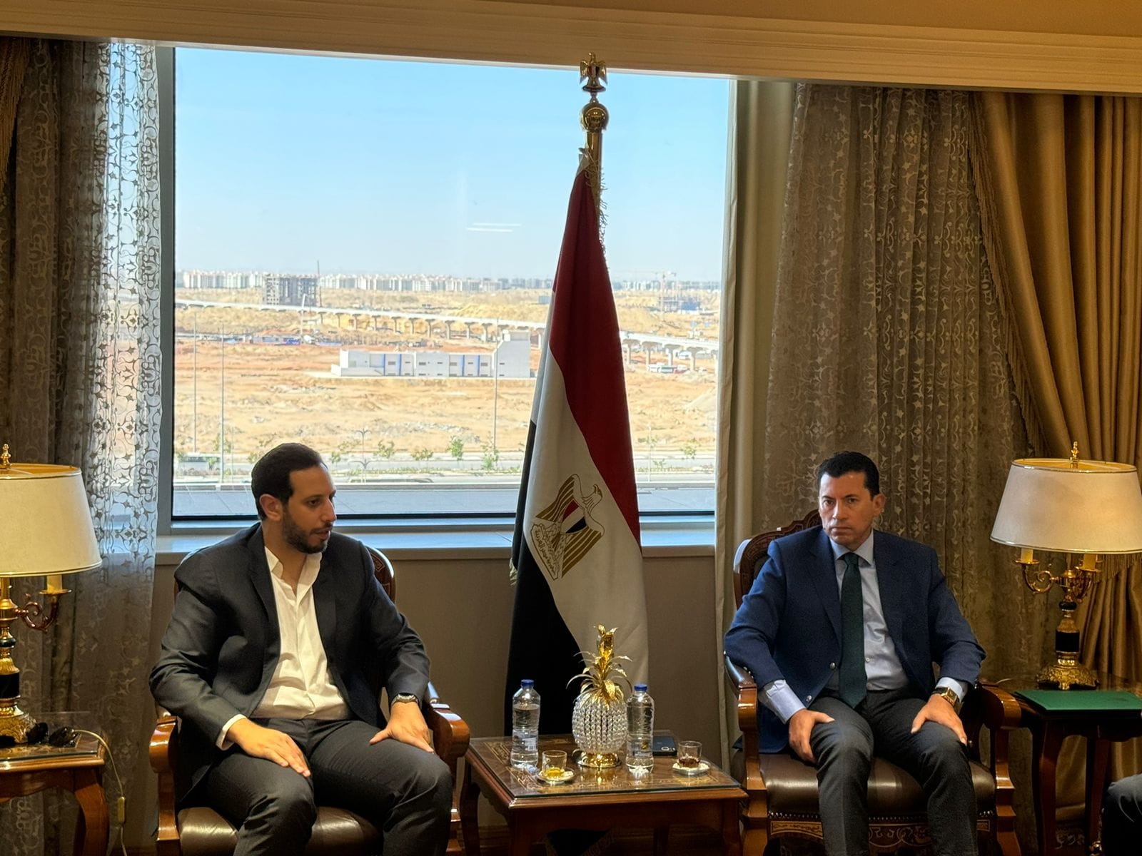 وزير الرياضة مع مسئولي وكالة سيارات بيرل ارت الايطالية
