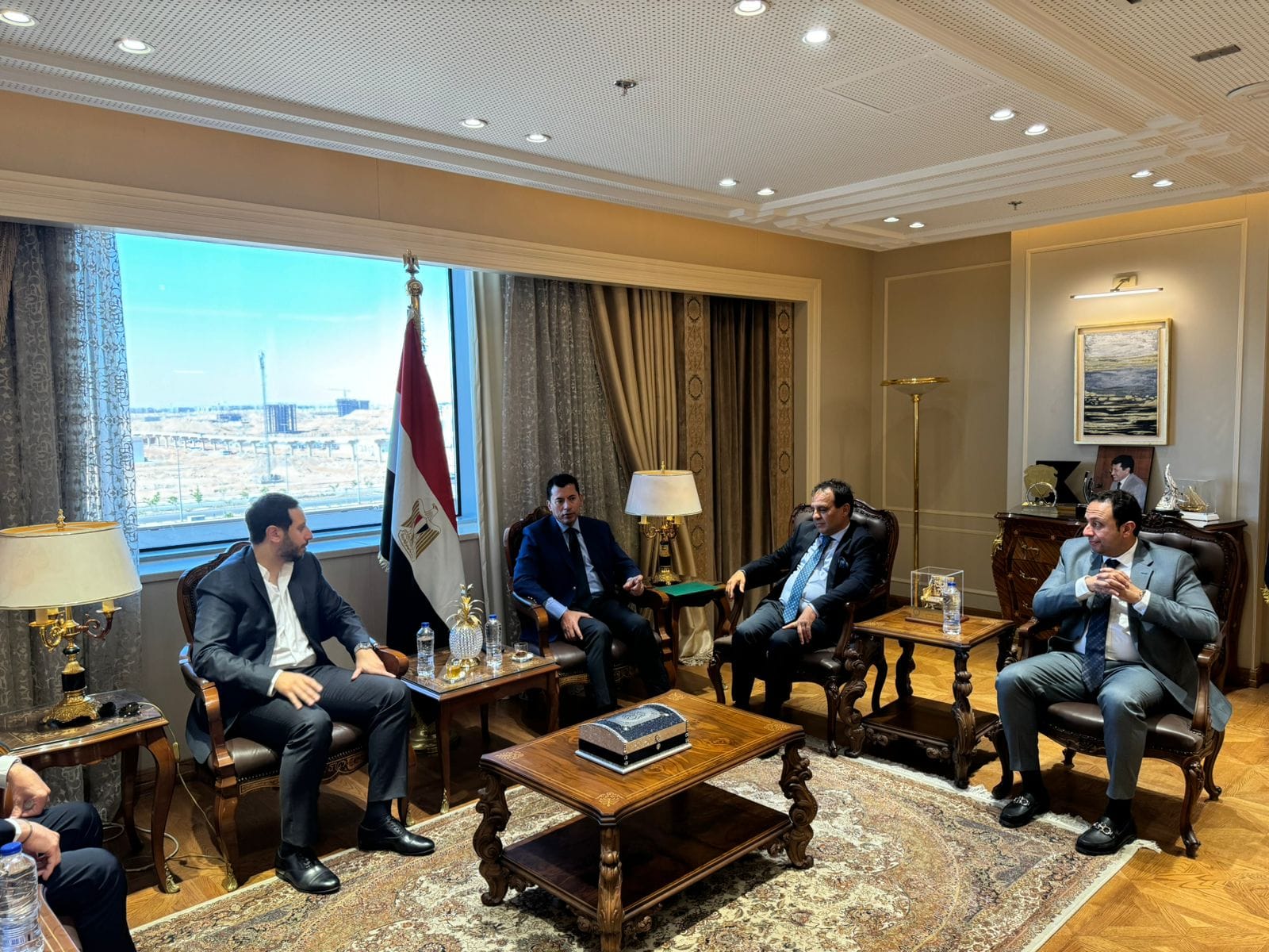 وزير الرياضة مع مسئولي وكالة سيارات بيرل ارت الايطالية