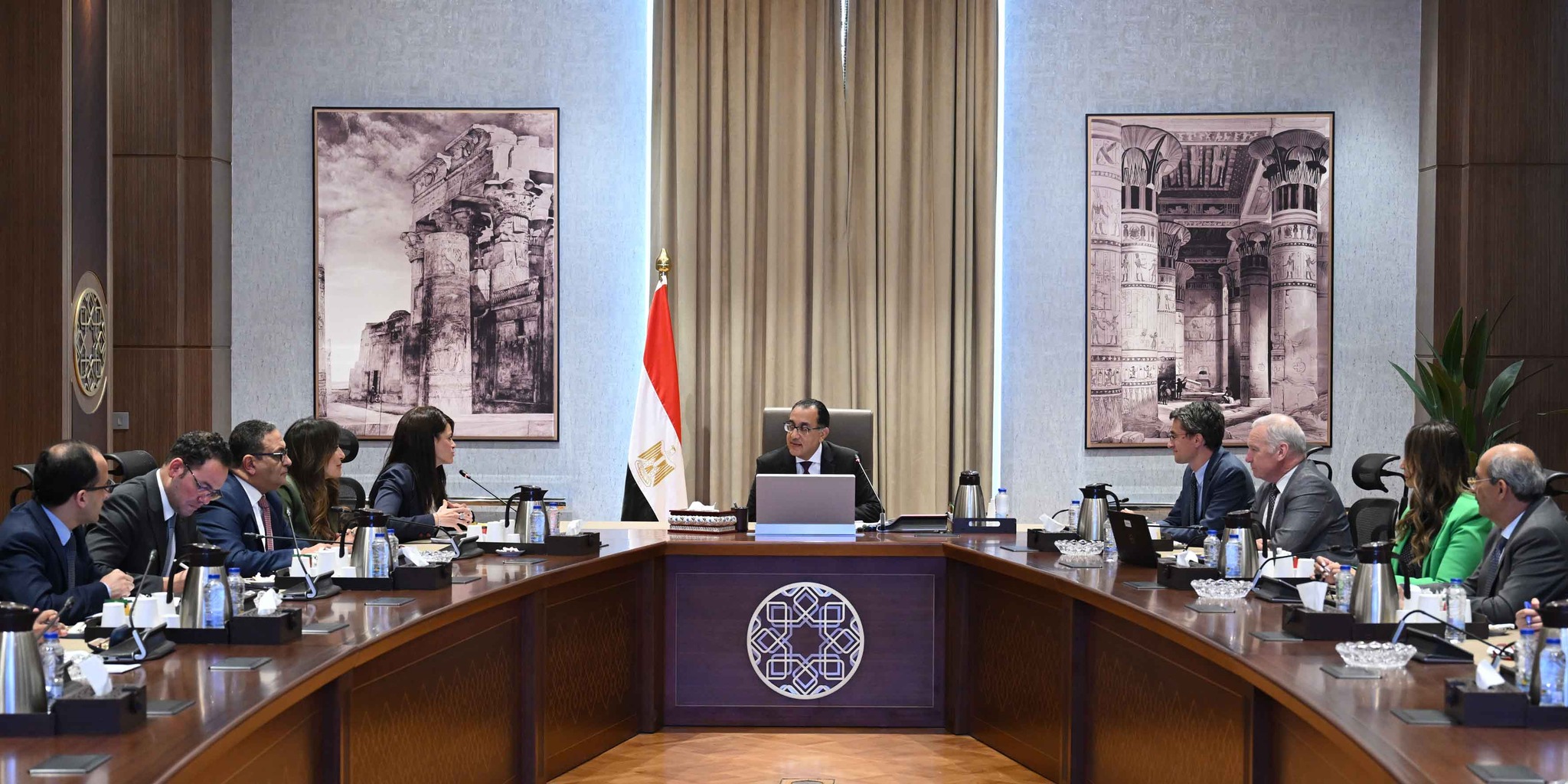 رئيس الوزراء مع مسئولي البنك الدولي