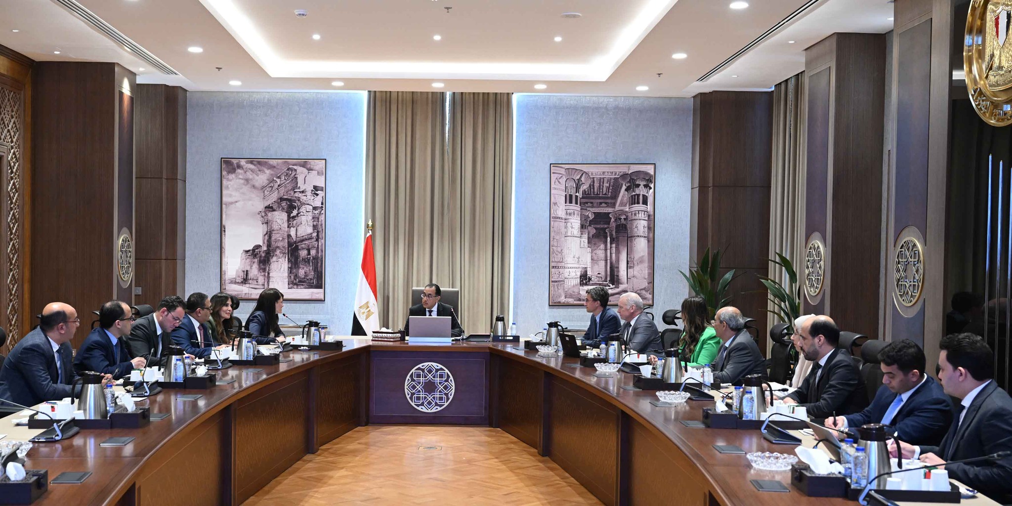 رئيس الوزراء مع مسئولي البنك الدولي