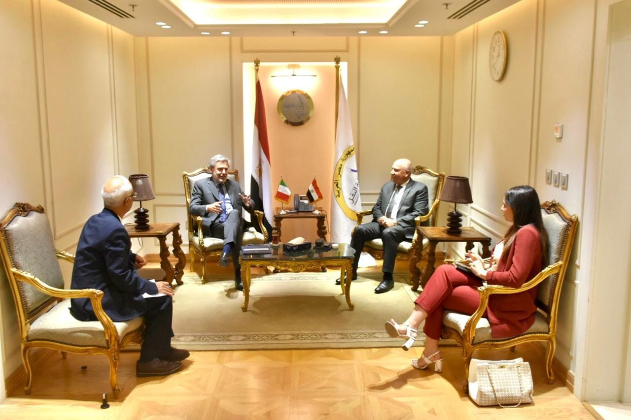 وزير النقل يلتقي السفير الإيطالي