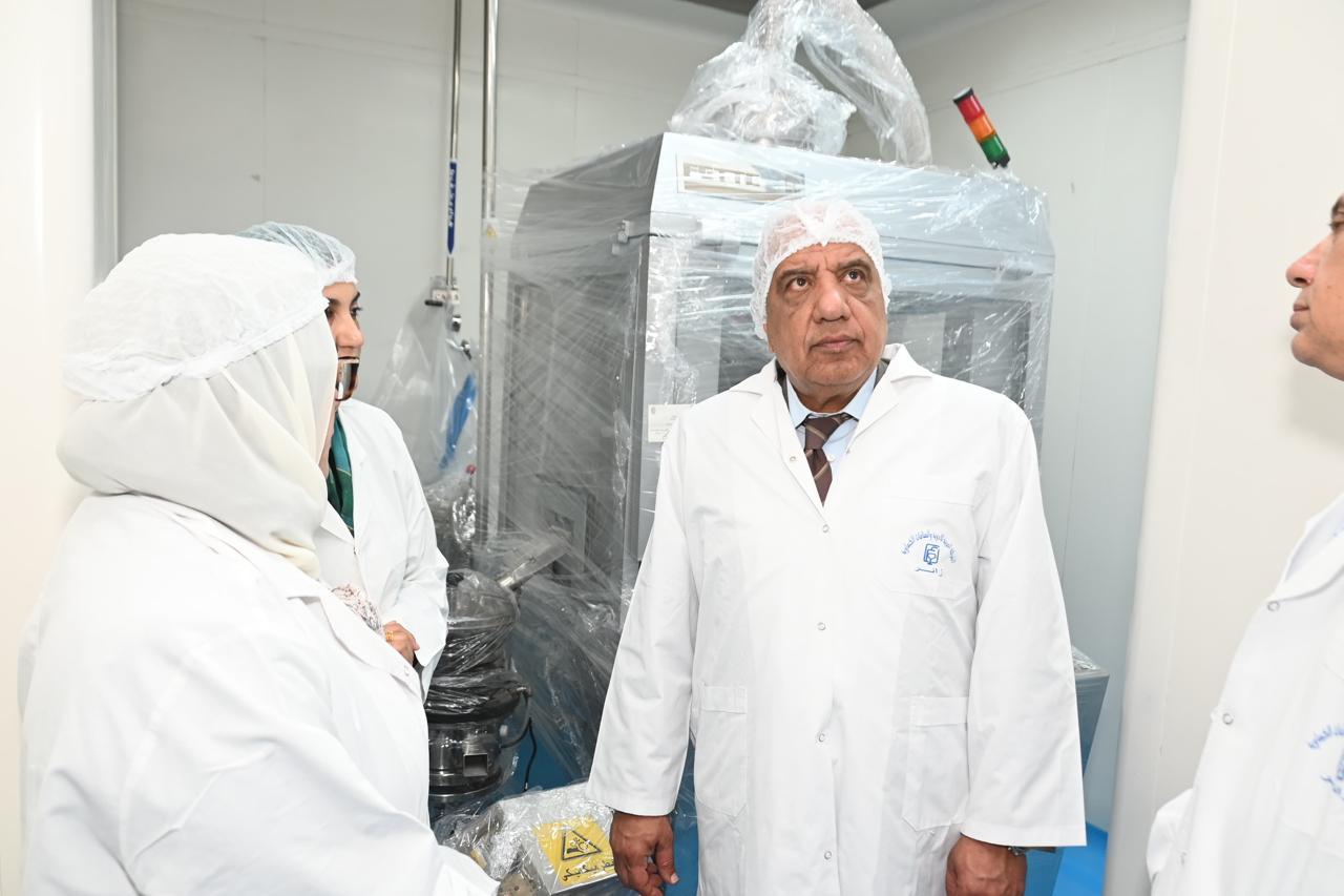 وزير قطاع الأعمال يتفقد مصانع الشركة العربية للأدوية ادكو
