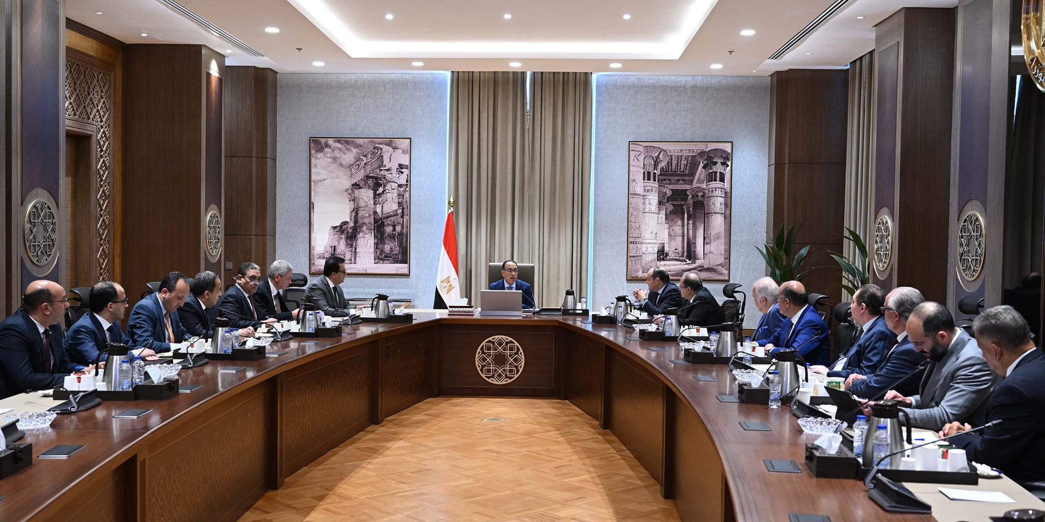 رئيس الوزراء مع ممثلي قطاع الدواء