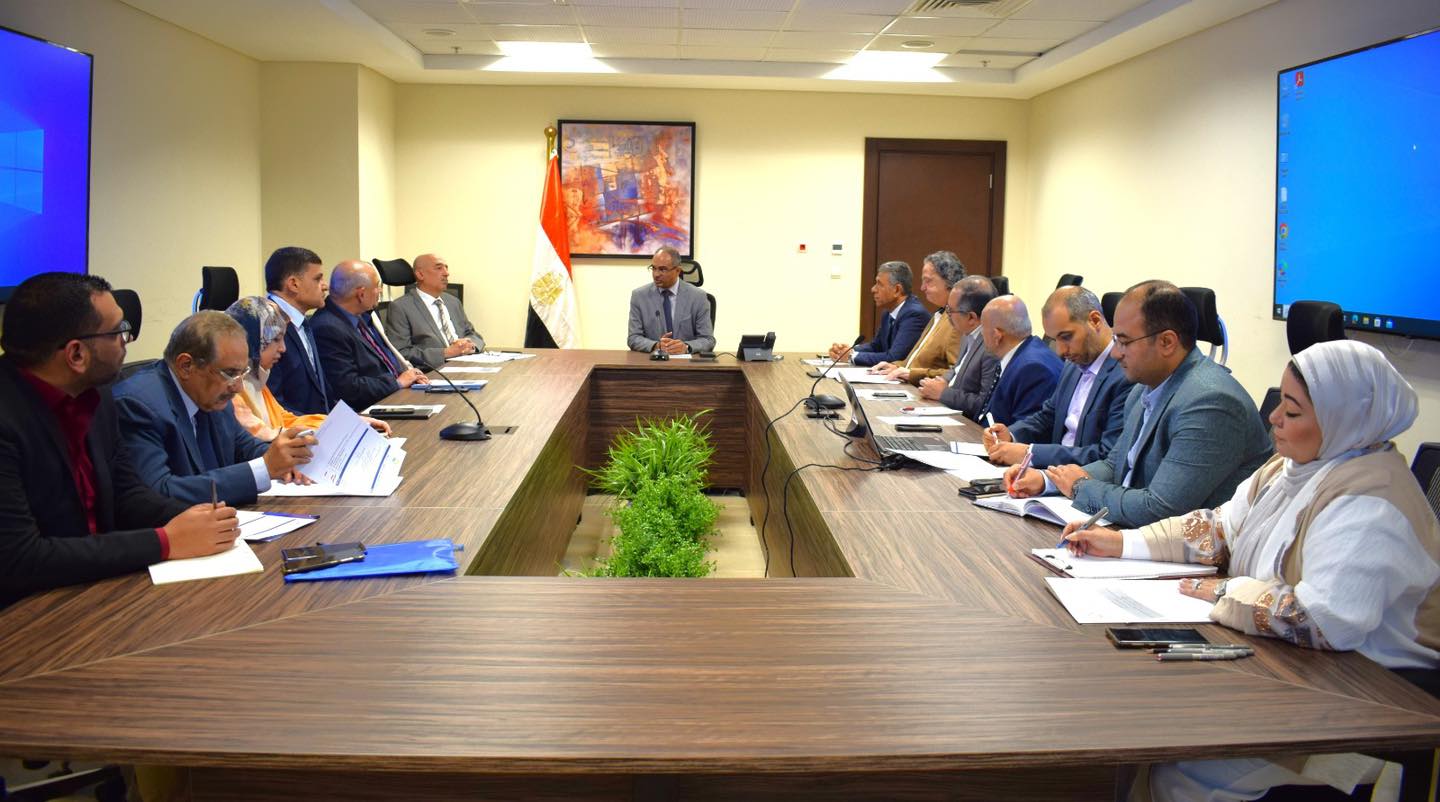 إسماعيل يترأس اجتماع اللجنة العليا لمشروعات التعاون الدولي