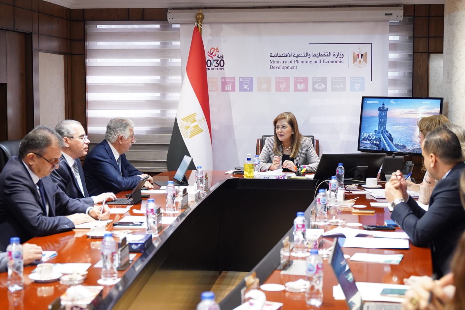 وزيرة التخطيط مع الرئيس التنفيذي للمؤسسة الدولية الإسلامية