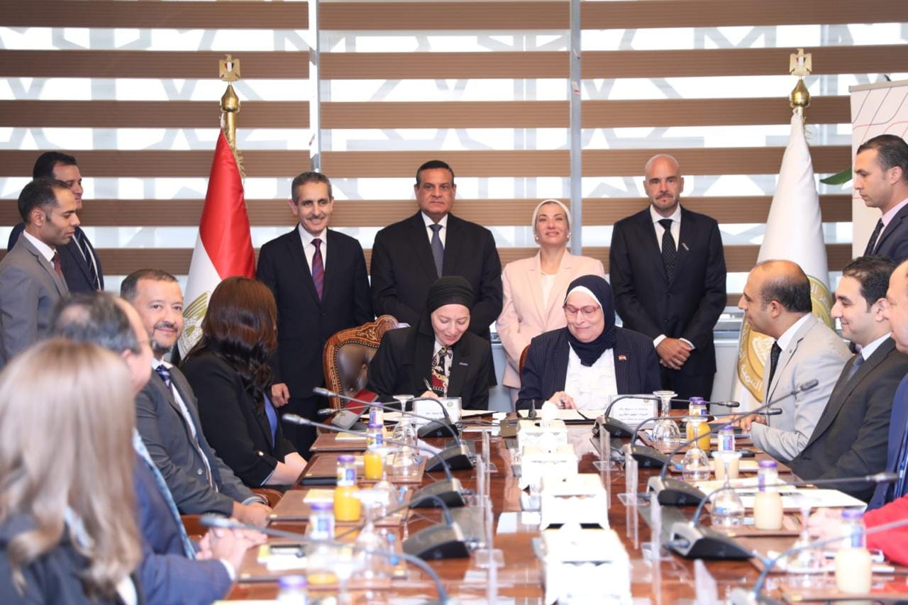 توقيع عقد إدارة وتشغيل مصنع تدوير ومعالجة المخلفات بالمحلة الكبري