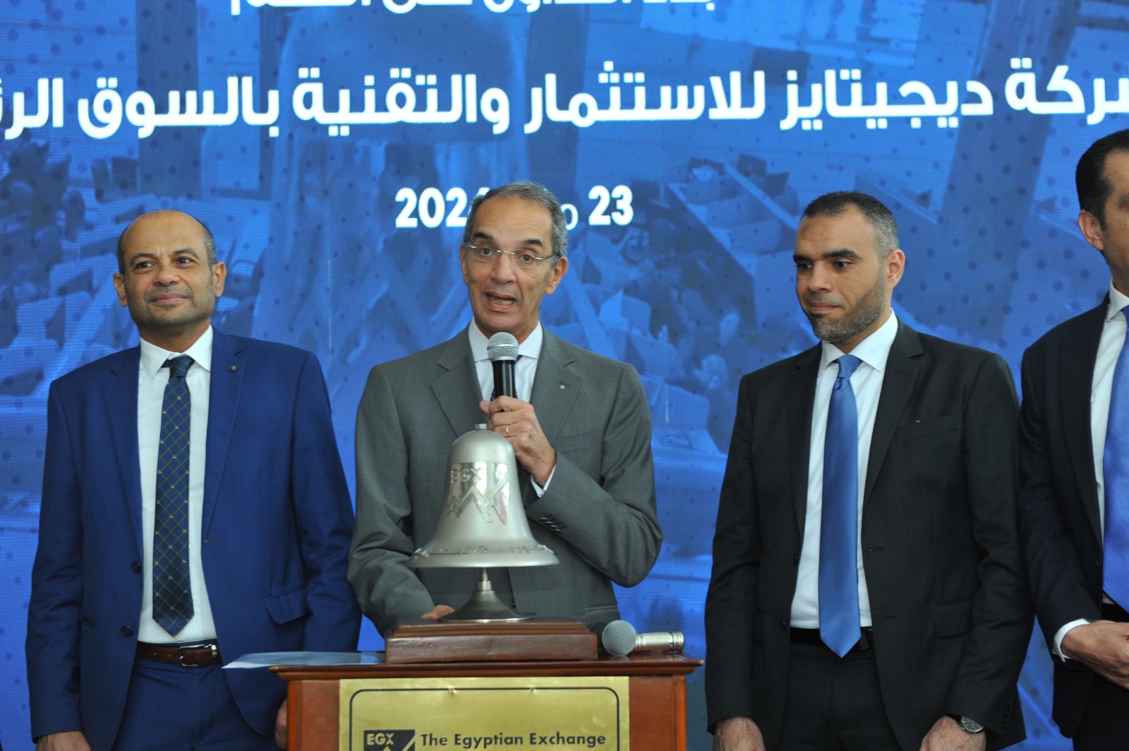 وزير الاتصالات ورئيس البورصة بفاعلية قرع الجرس