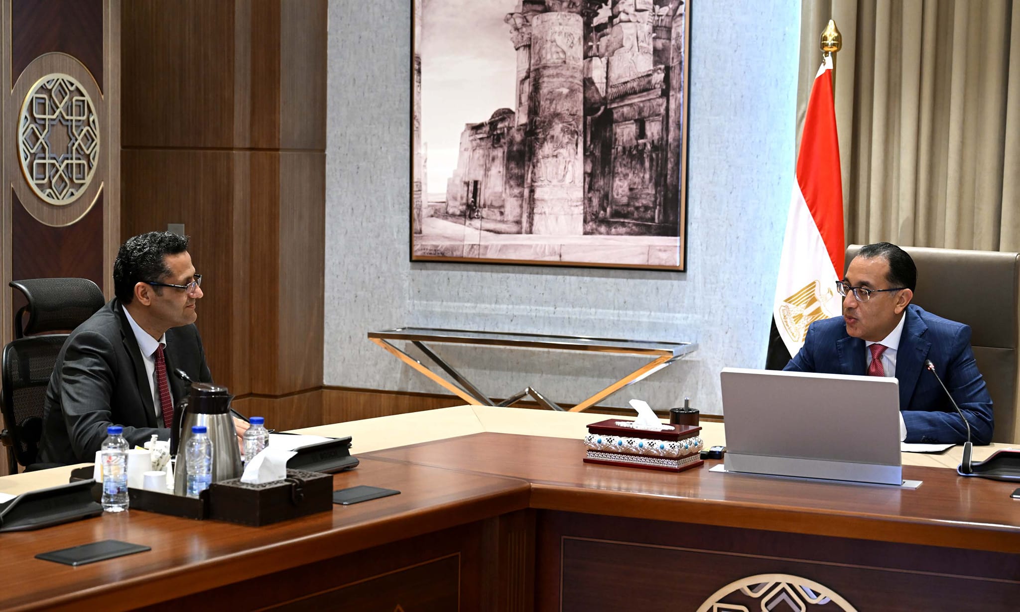 رئيس الوزراء مع نقيب الصحفيين