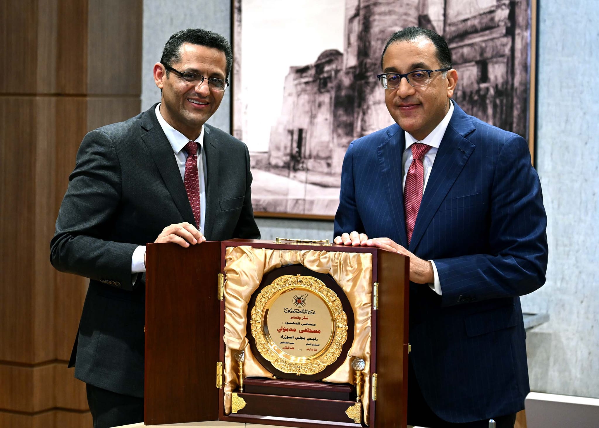 رئيس الوزراء مع نقيب الصحفيين
