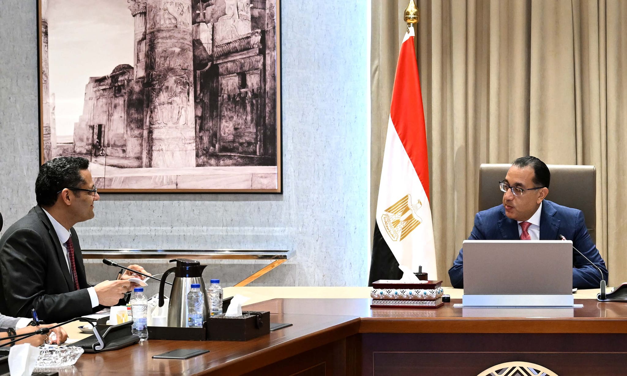 رئيس الوزراء مع نقيب الصحفيين