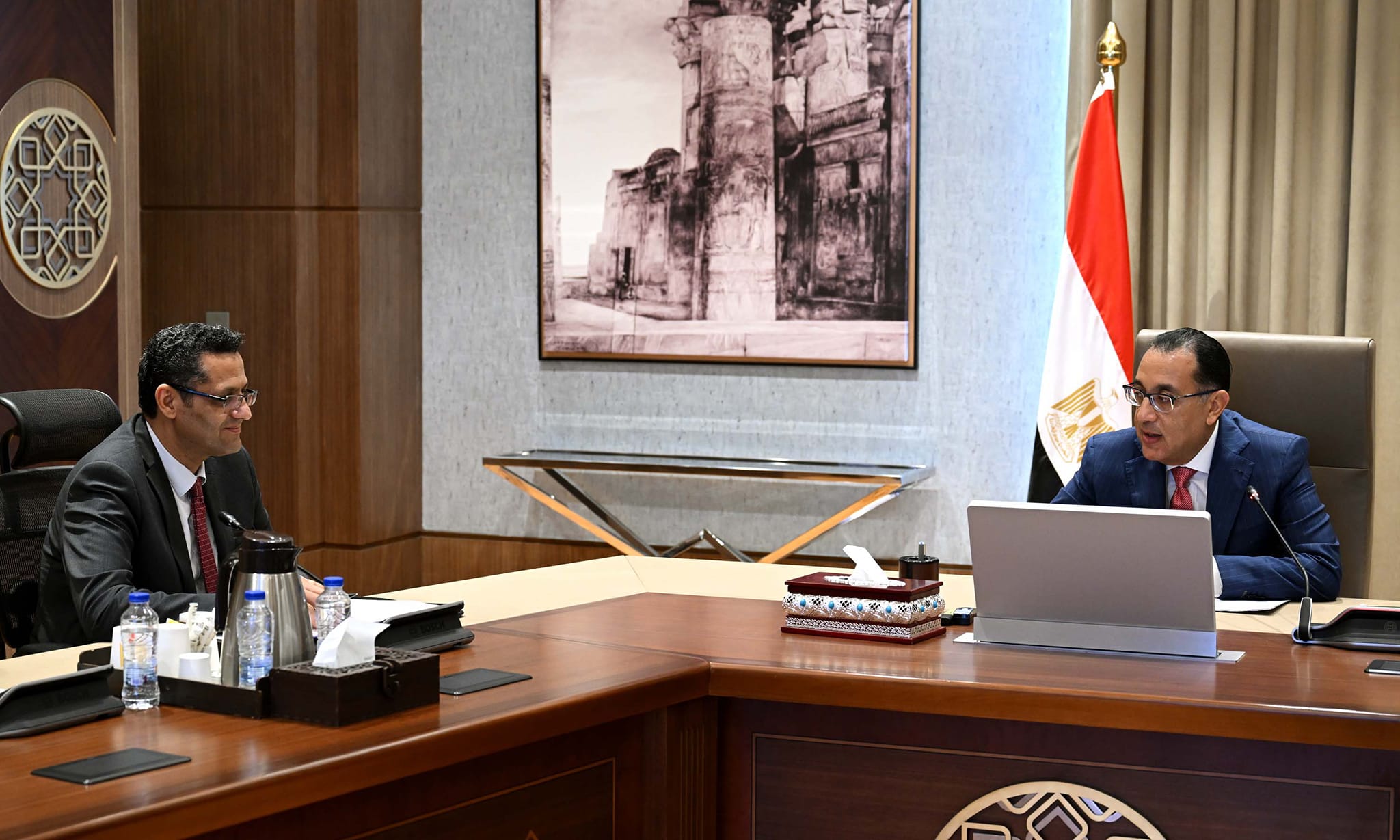 رئيس الوزراء مع نقيب الصحفيين