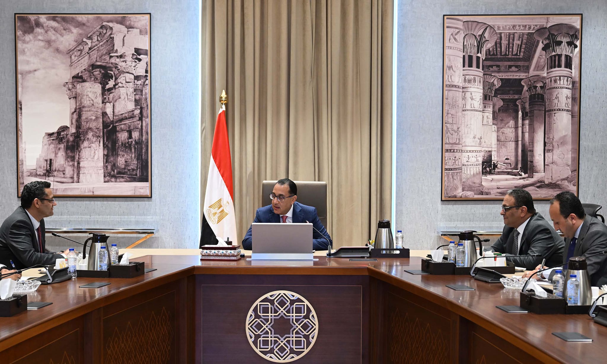 رئيس الوزراء مع نقيب الصحفيين