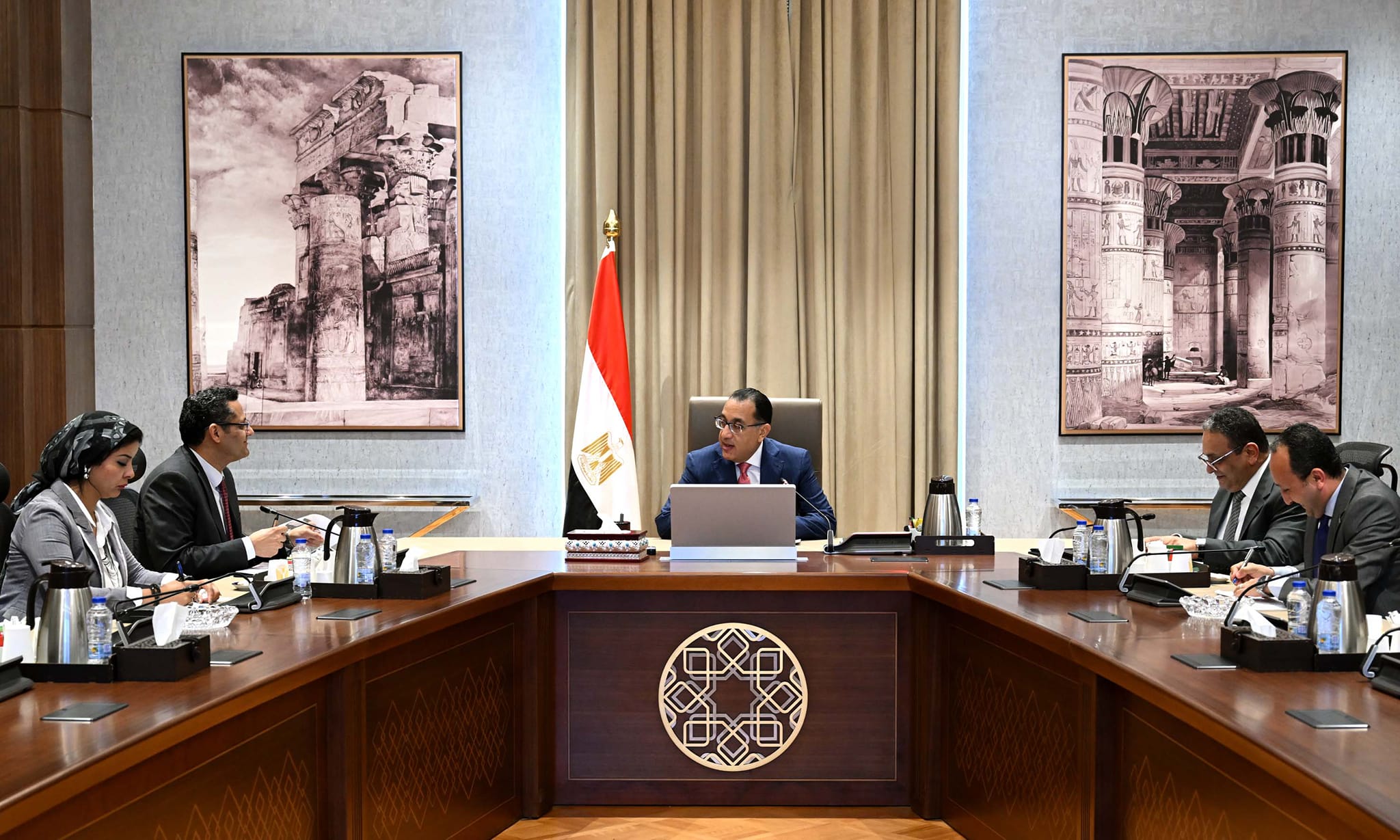 رئيس الوزراء مع نقيب الصحفيين