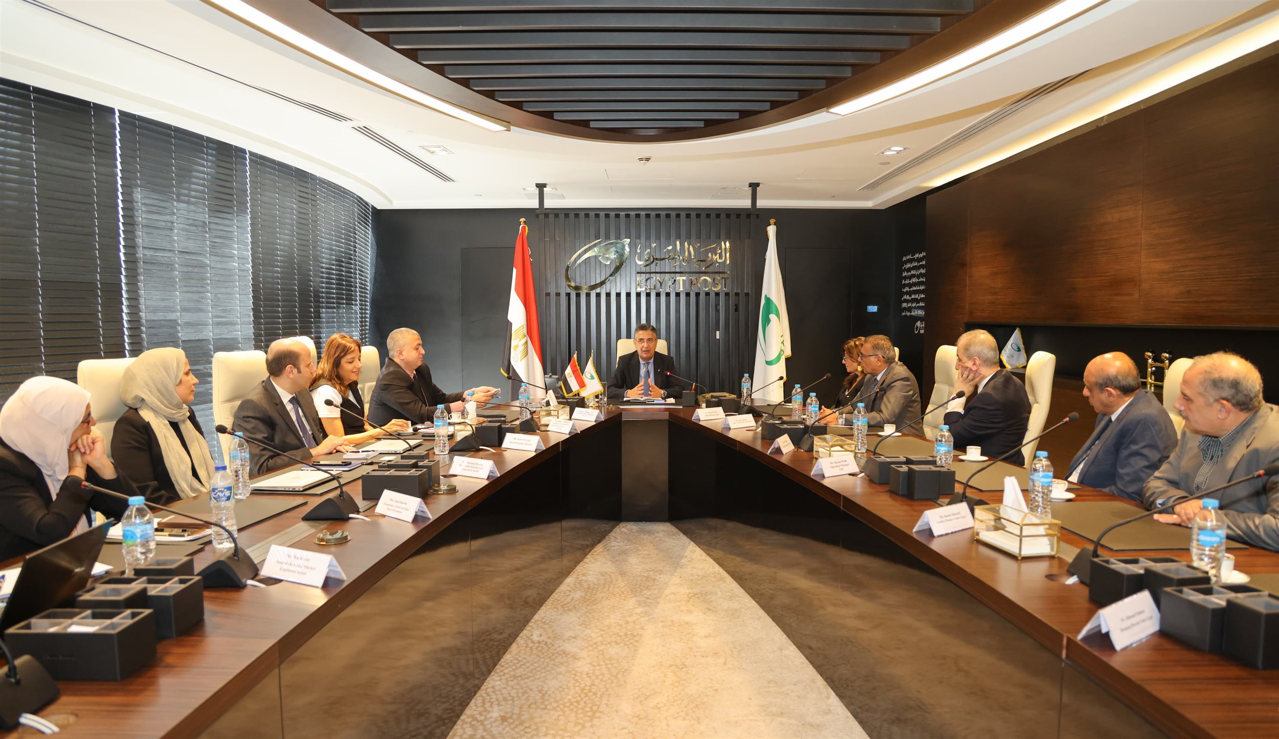 رئيس البريد المصري يلتقي ممثلي غرفة التجارة الأمريكية