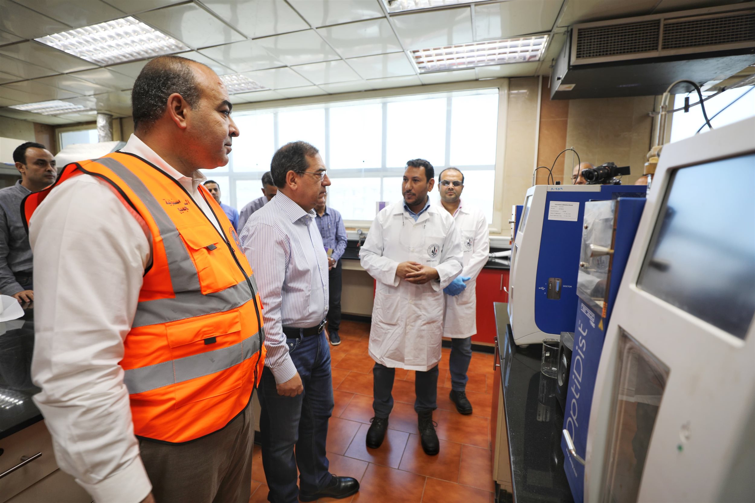 الملا يتفقد المعمل الكيميائى الرقمى بمصفاة القاهرة لتكرير البترول