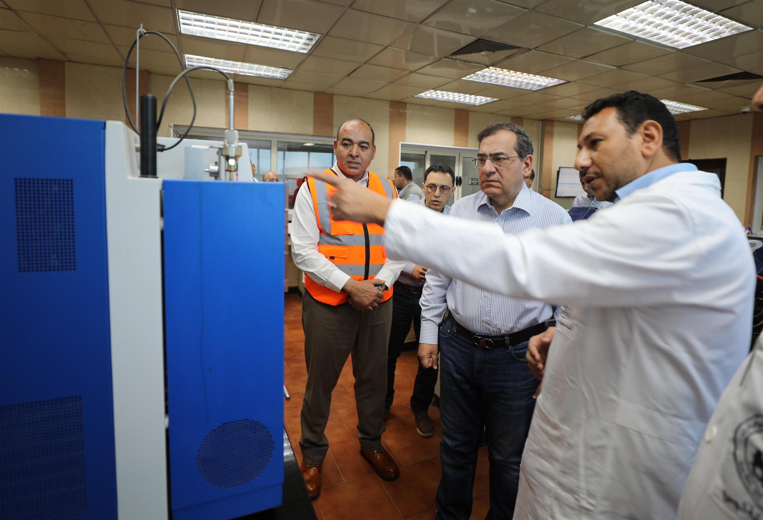 الملا يتفقد المعمل الكيميائى الرقمى بمصفاة القاهرة لتكرير البترول