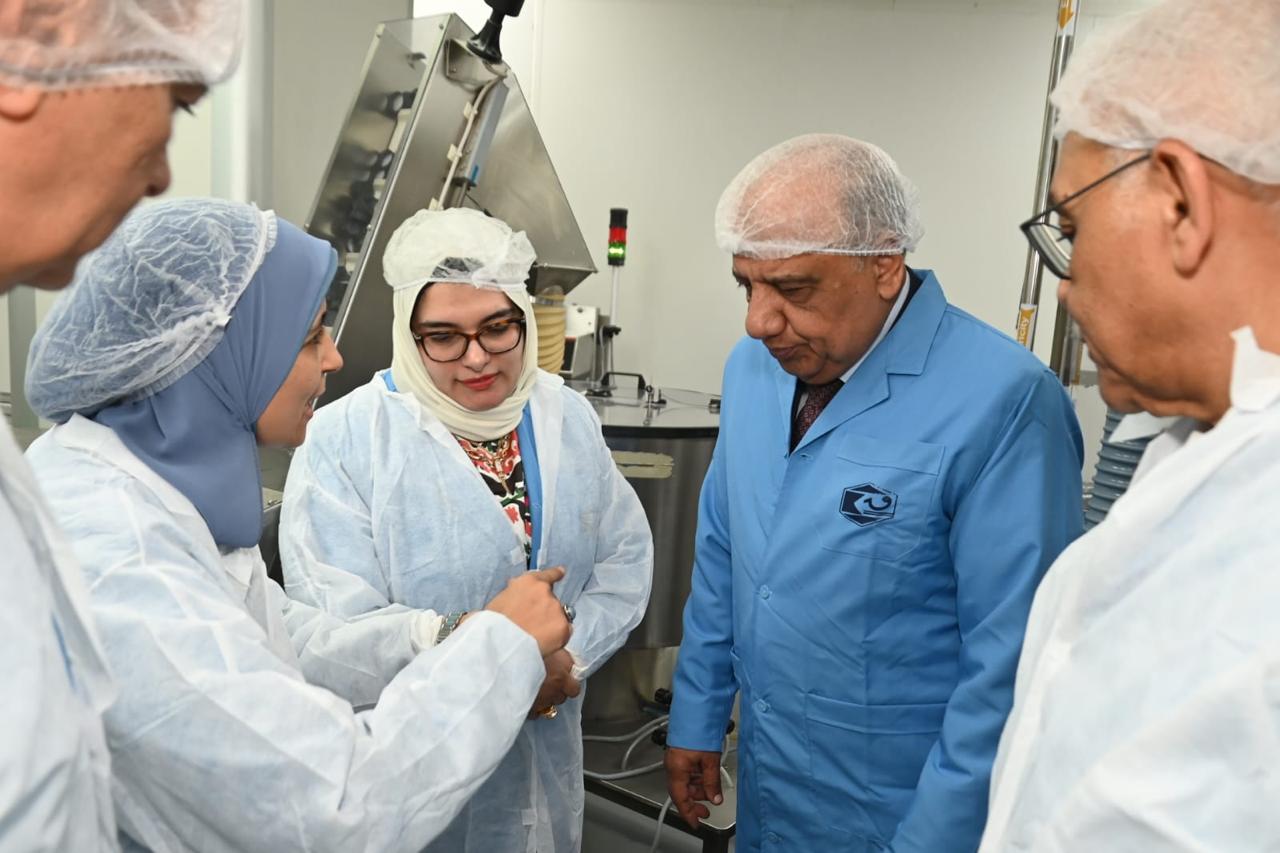 وزير قطاع الأعمال العام بجولة تفقدية بشركة القاهرة للأدوية