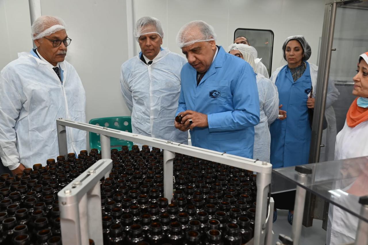 وزير قطاع الأعمال العام بجولة تفقدية بشركة القاهرة للأدوية