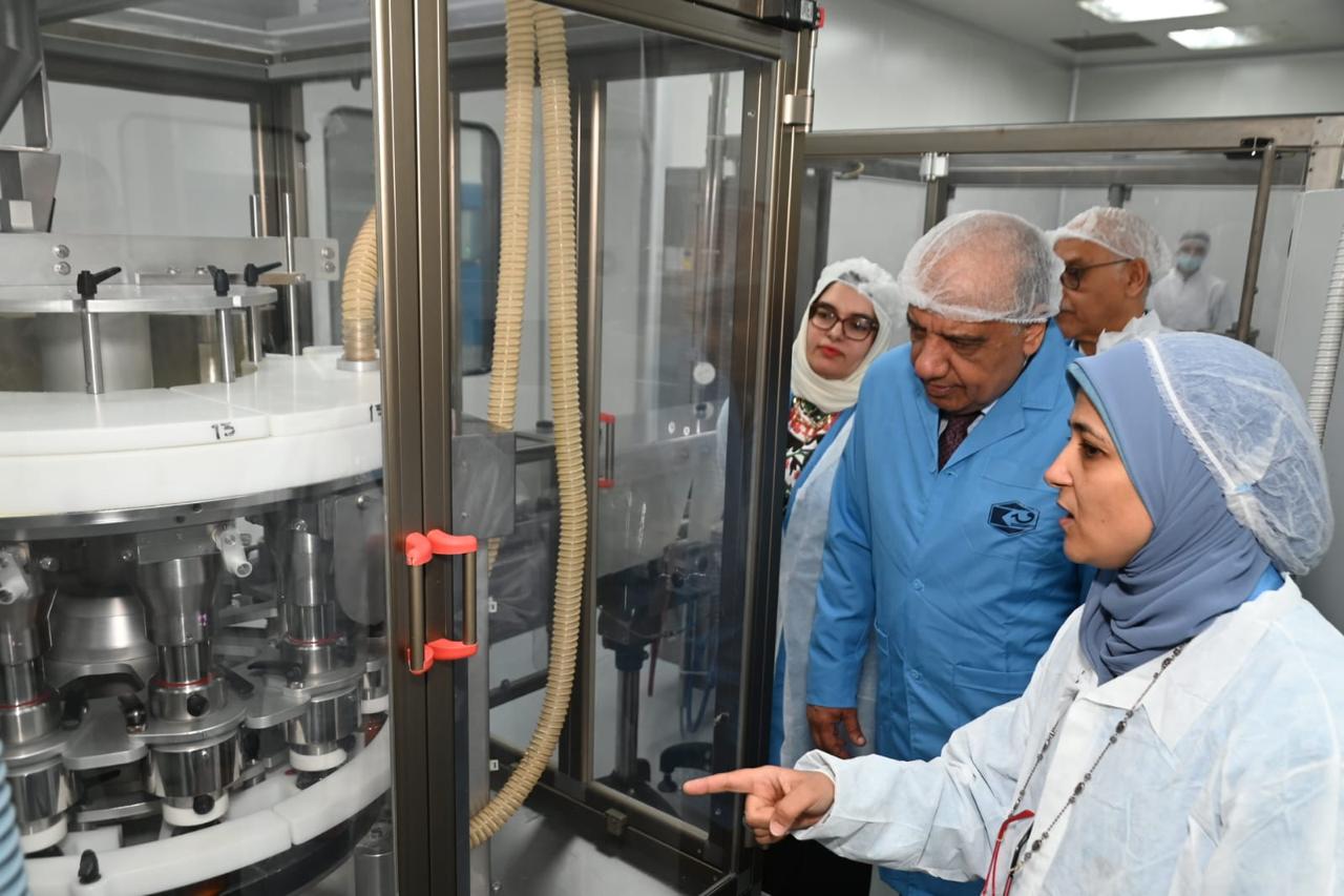 وزير قطاع الأعمال العام بجولة تفقدية بشركة القاهرة للأدوية