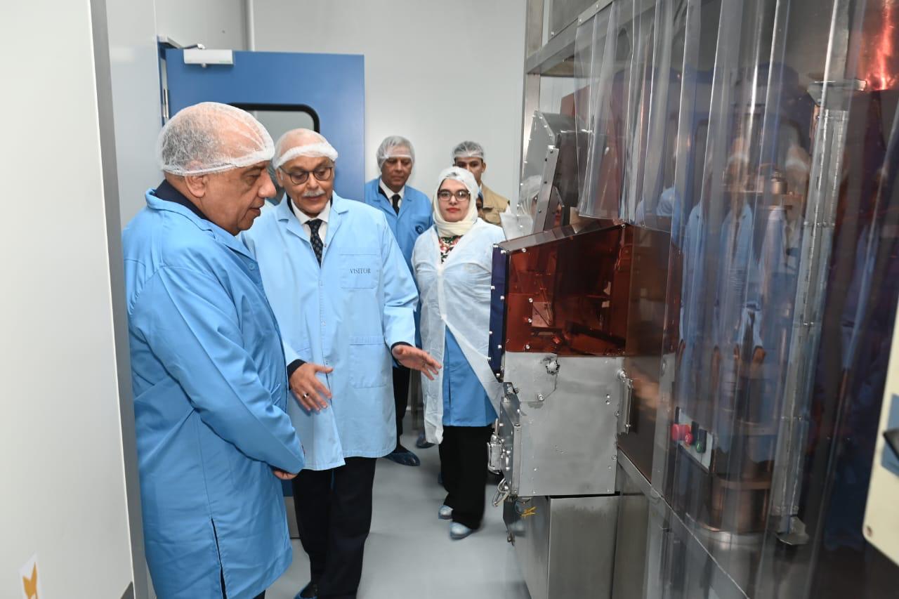 وزير قطاع الأعمال العام بجولة تفقدية بشركة القاهرة للأدوية