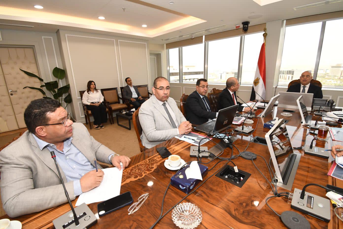 الجزار يتابع سير العمل بهيئة المجتمعات العمرانية