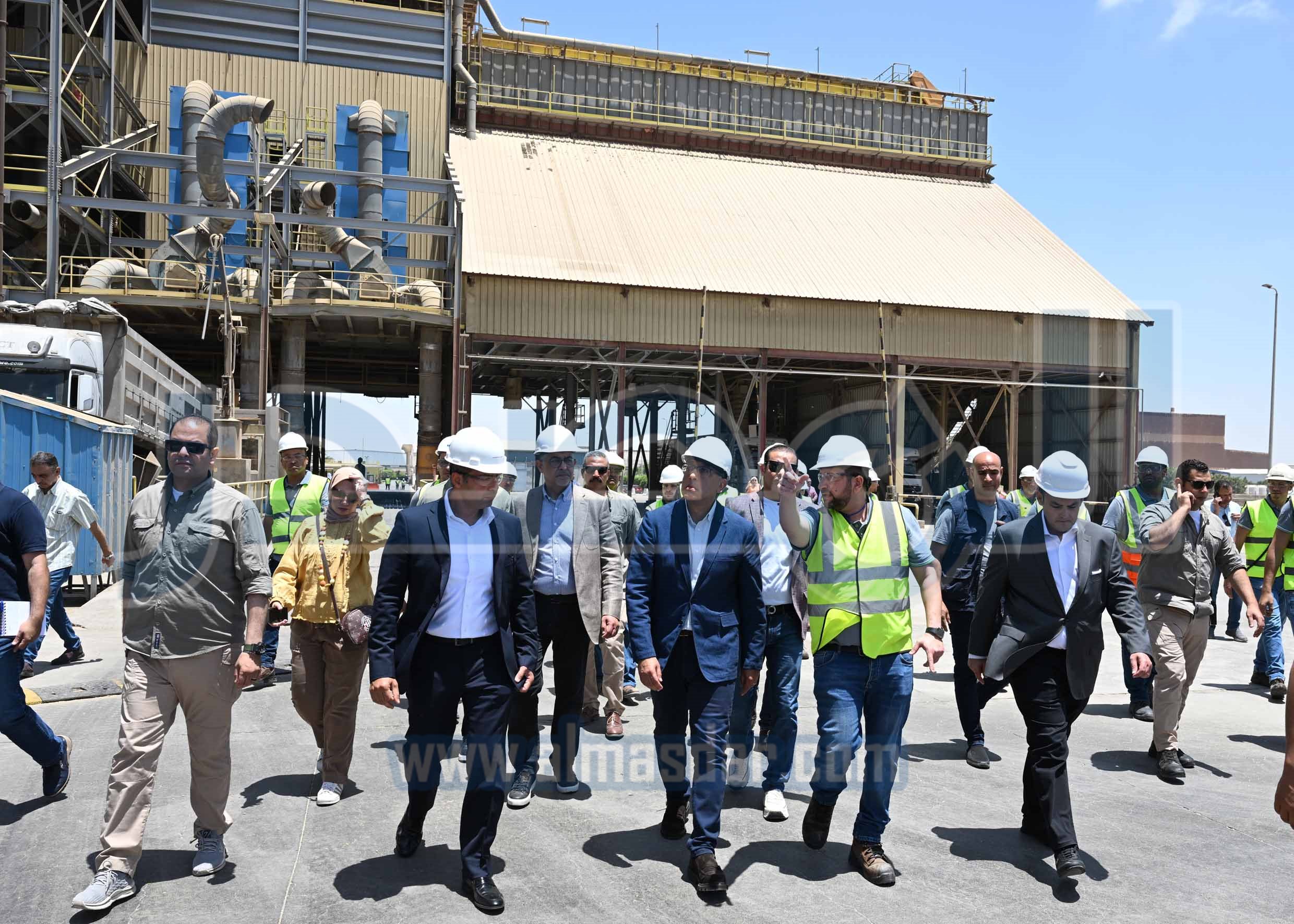 رئيس الوزراء يتفقد مصنع الشركة الوطنية للزيوت النباتية ببرج العرب الجديدة
