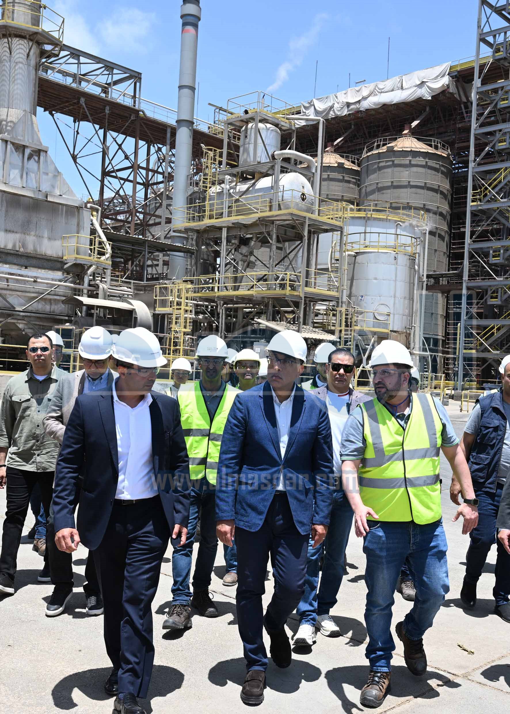 رئيس الوزراء يتفقد مصنع الشركة الوطنية للزيوت النباتية ببرج العرب الجديدة