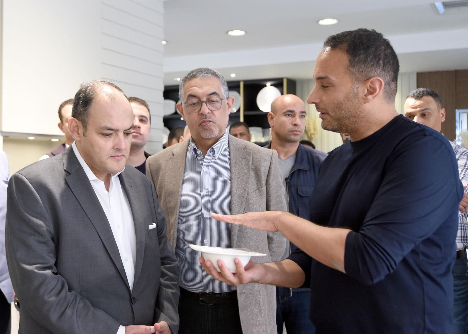 وزير التجارة والصناعة يزور مصانع الشركة المصرية الألمانية لصناعة البورسلين