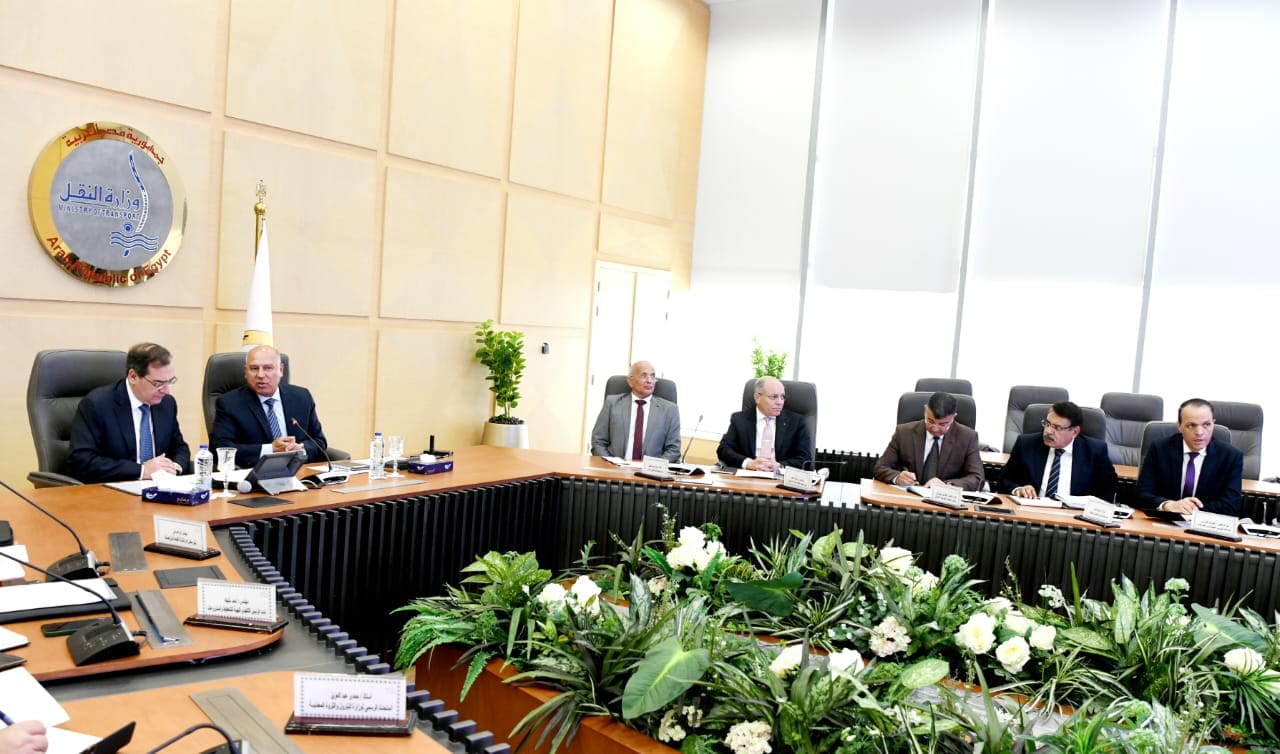 وزير النقل يعقد اجتماعا مع وزير البترول
