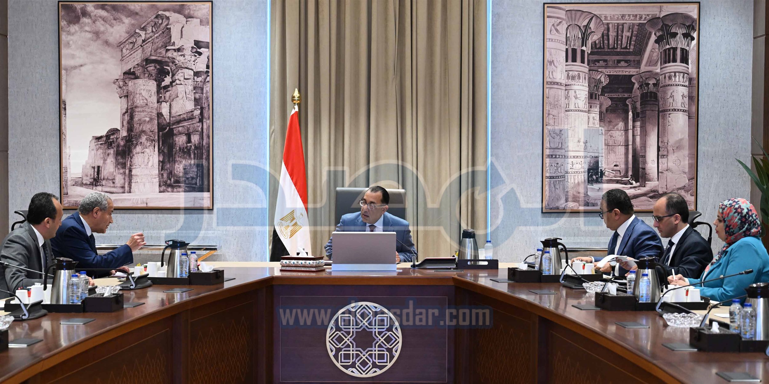 رئيس الوزراء في اجتماع مع وزير التموين