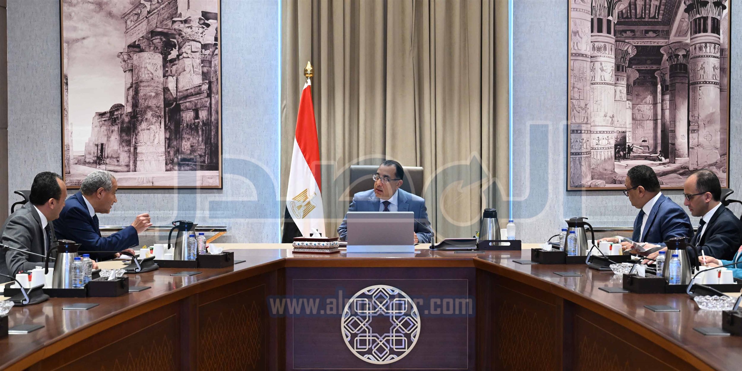 رئيس الوزراء في اجتماع مع وزير التموين