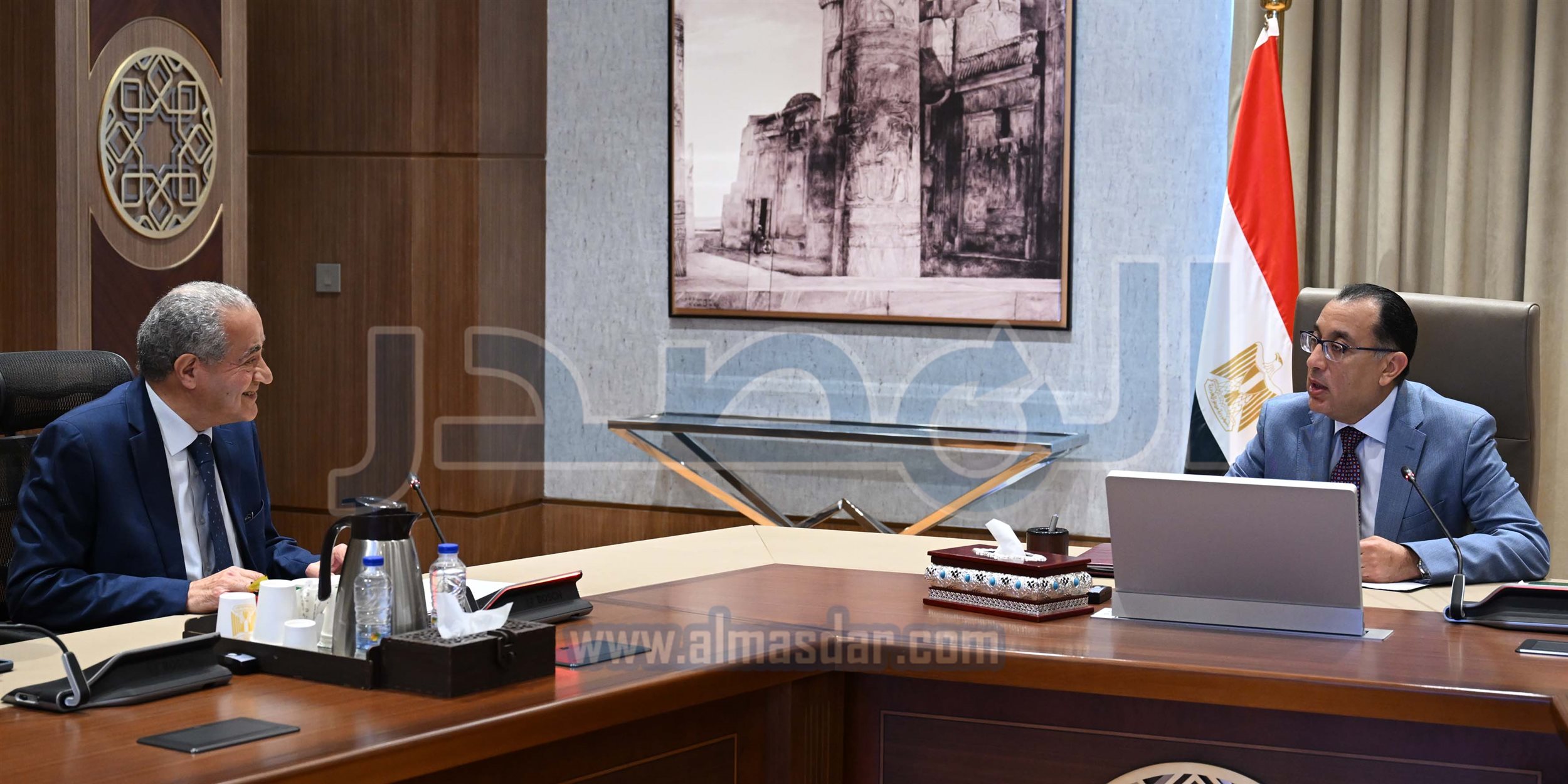 رئيس الوزراء في اجتماع مع وزير التموين