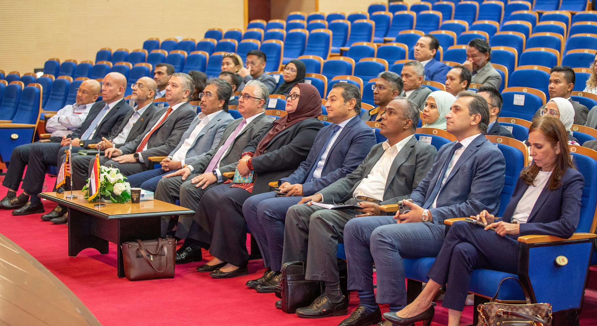 رئيس اقتصادية قناة السويس يستقبل وفد برئاسة وزير الزراعة الماليزي