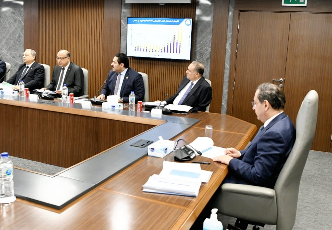 وزير البترول خلال متابعة نشاط تحويل السيارات للعمل بالغاز الطبيعي كوقود