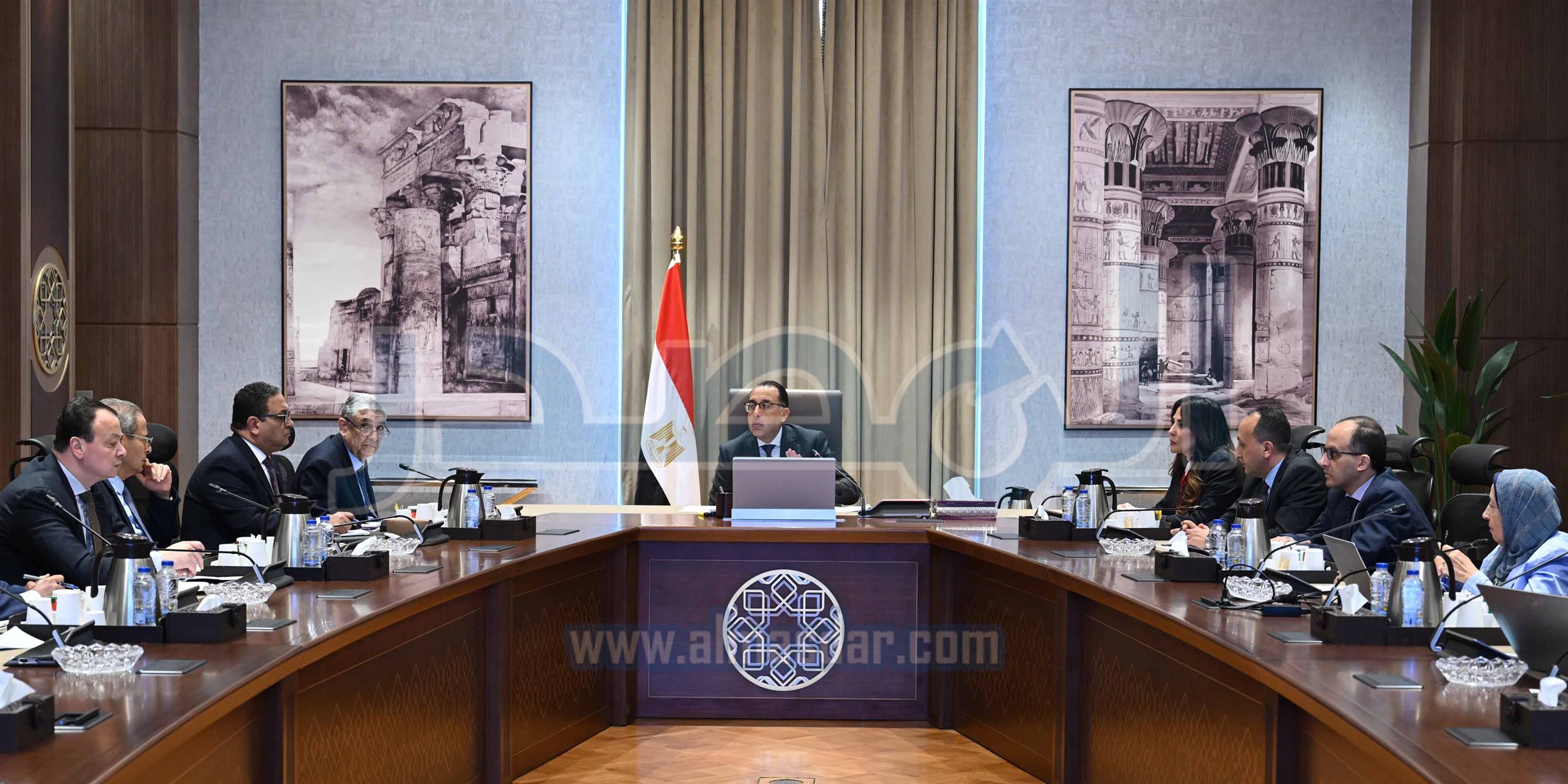 رئيس الوزراء في اجتماع مع وزير الكهرباء