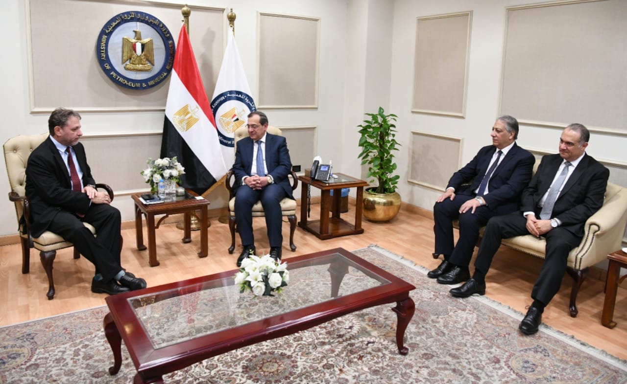 وزير البترول مع رئيس شركة بيكر هيوز والوفد المرافق له