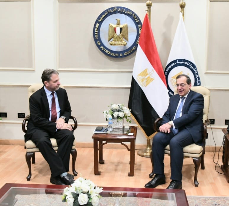 وزير البترول مع رئيس شركة بيكر هيوز والوفد المرافق له