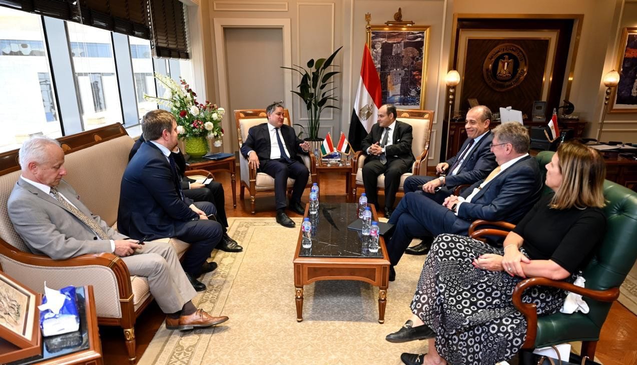 وزير التجارة مع وزير الاقتصاد الوطني المجري