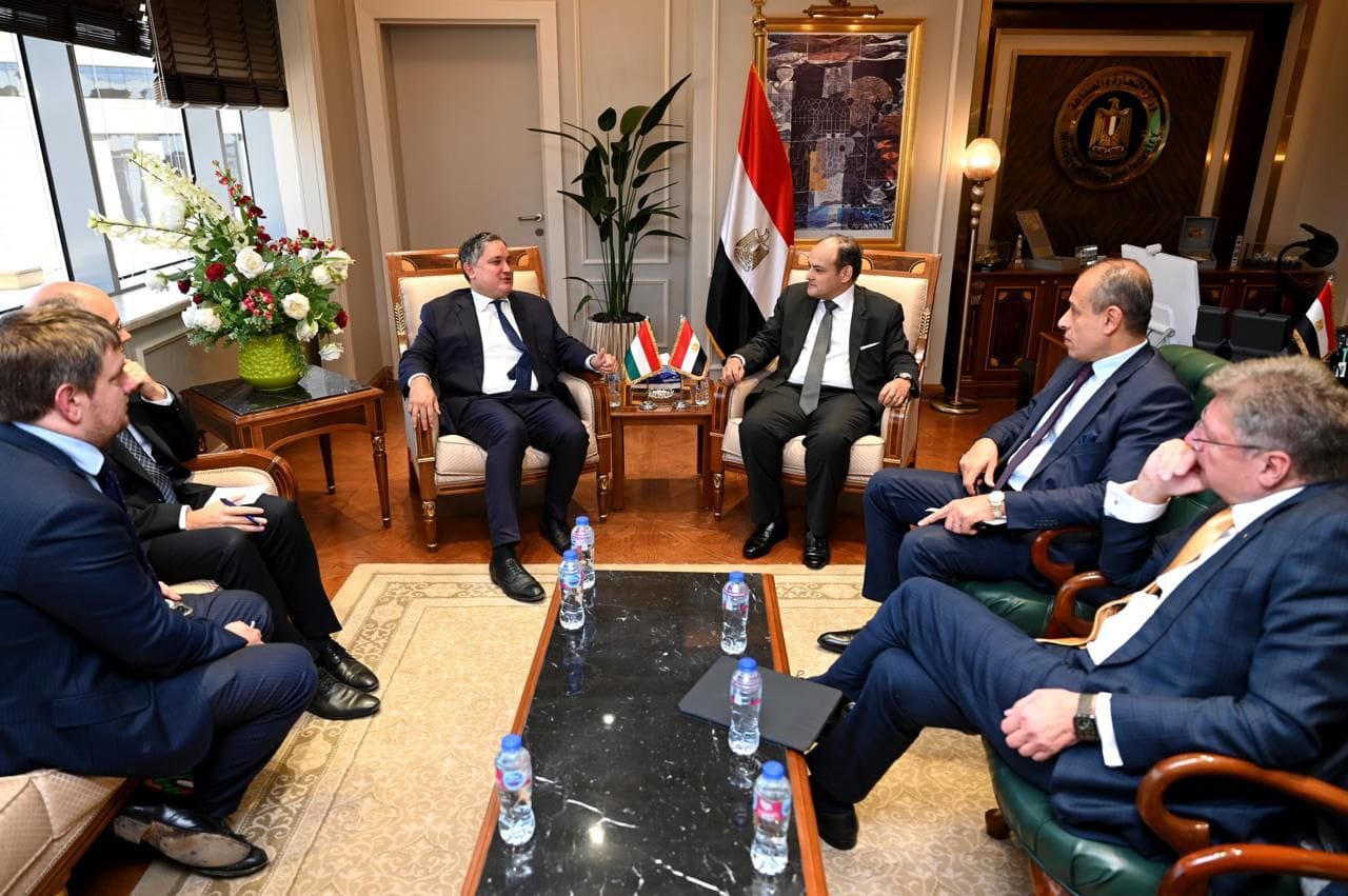 وزير التجارة مع وزير الاقتصاد الوطني المجري