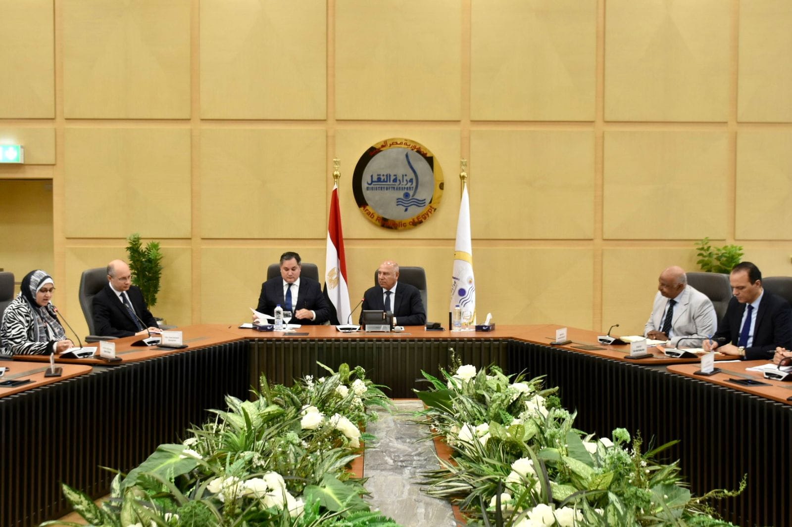 وزير النقل يعقد جلسة مع وزير الاقتصاد الوطني بالمجر