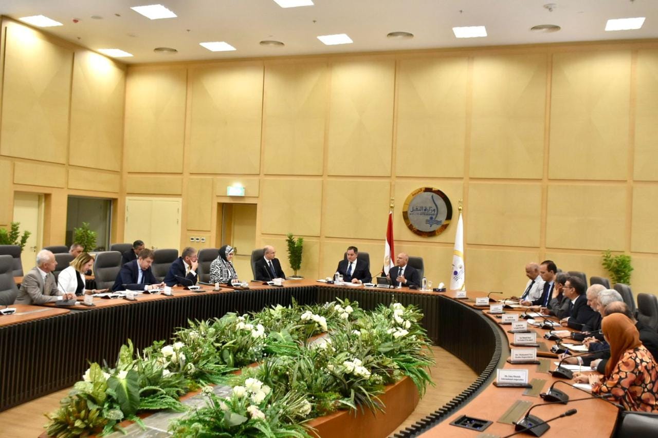 وزير النقل يعقد جلسة مع وزير الاقتصاد الوطني بالمجر