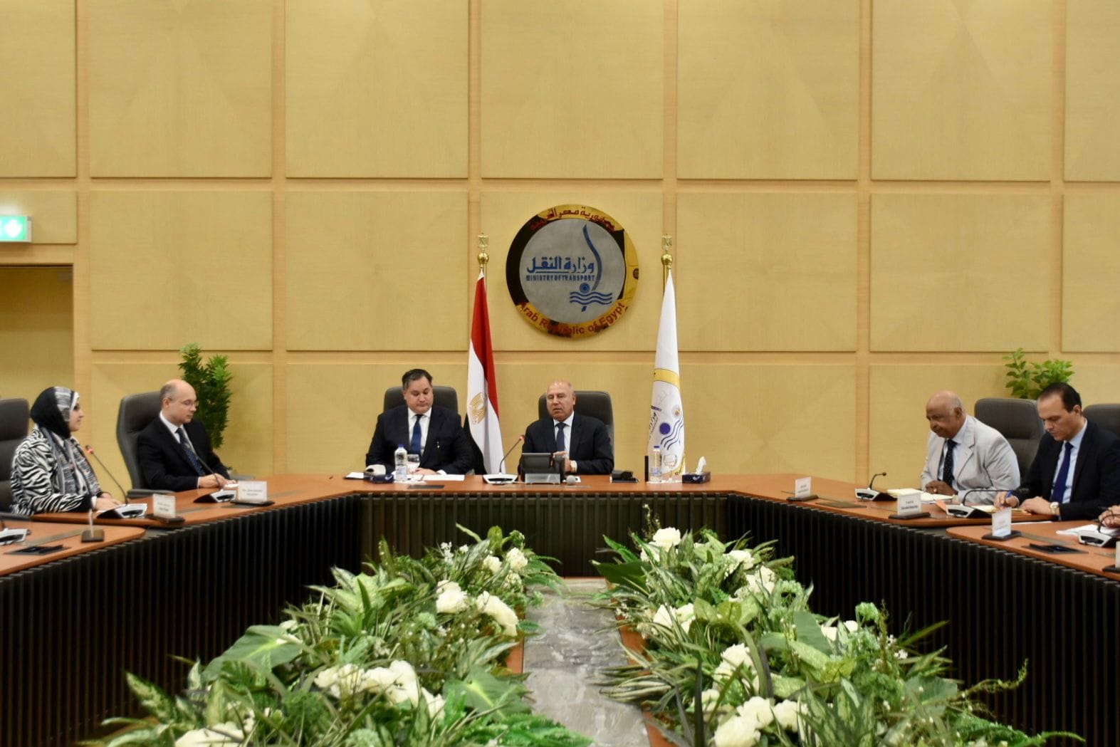 وزير النقل يعقد جلسة مع وزير الاقتصاد الوطني بالمجر