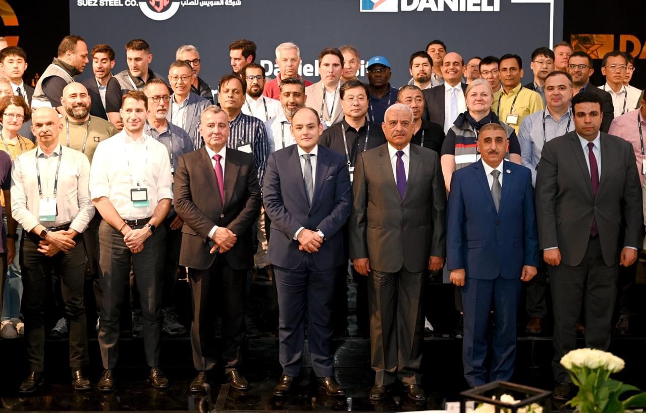 وزير التجارة والصناعة يلتقي ممثلي 137 شركة عالمية في حديد وصلب