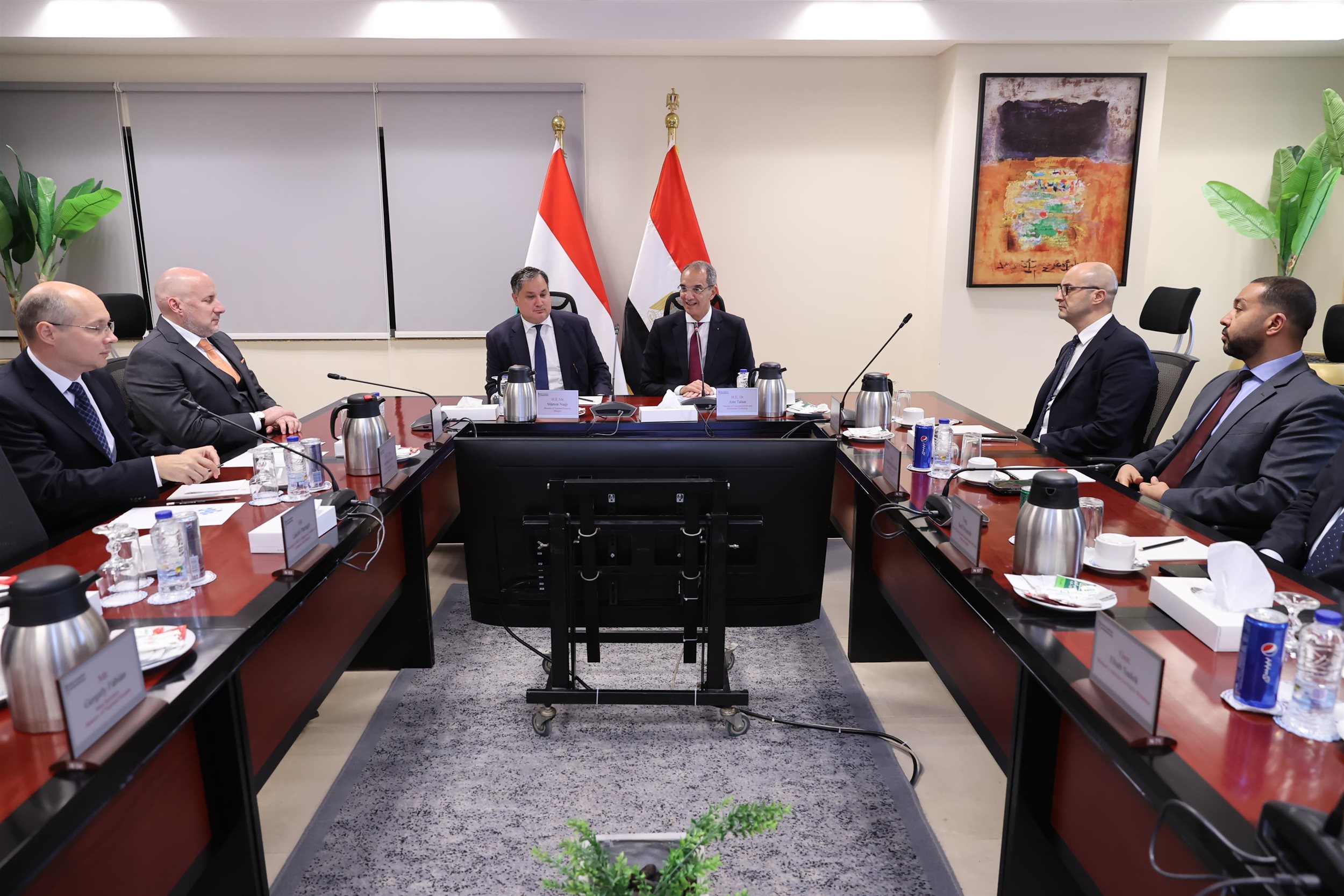تعاون بين وزير الاتصالات ووزير الاقتصاد الوطنى المجرى
