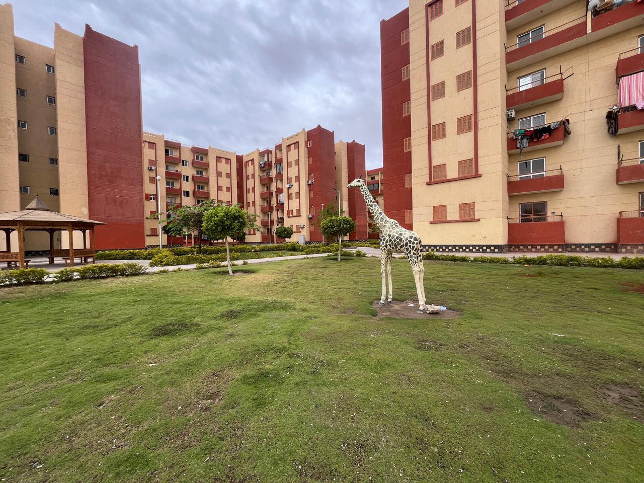 الجزار يتابع سير العمل بالمشروعات السكنية والتنموية بقنا الجديدة