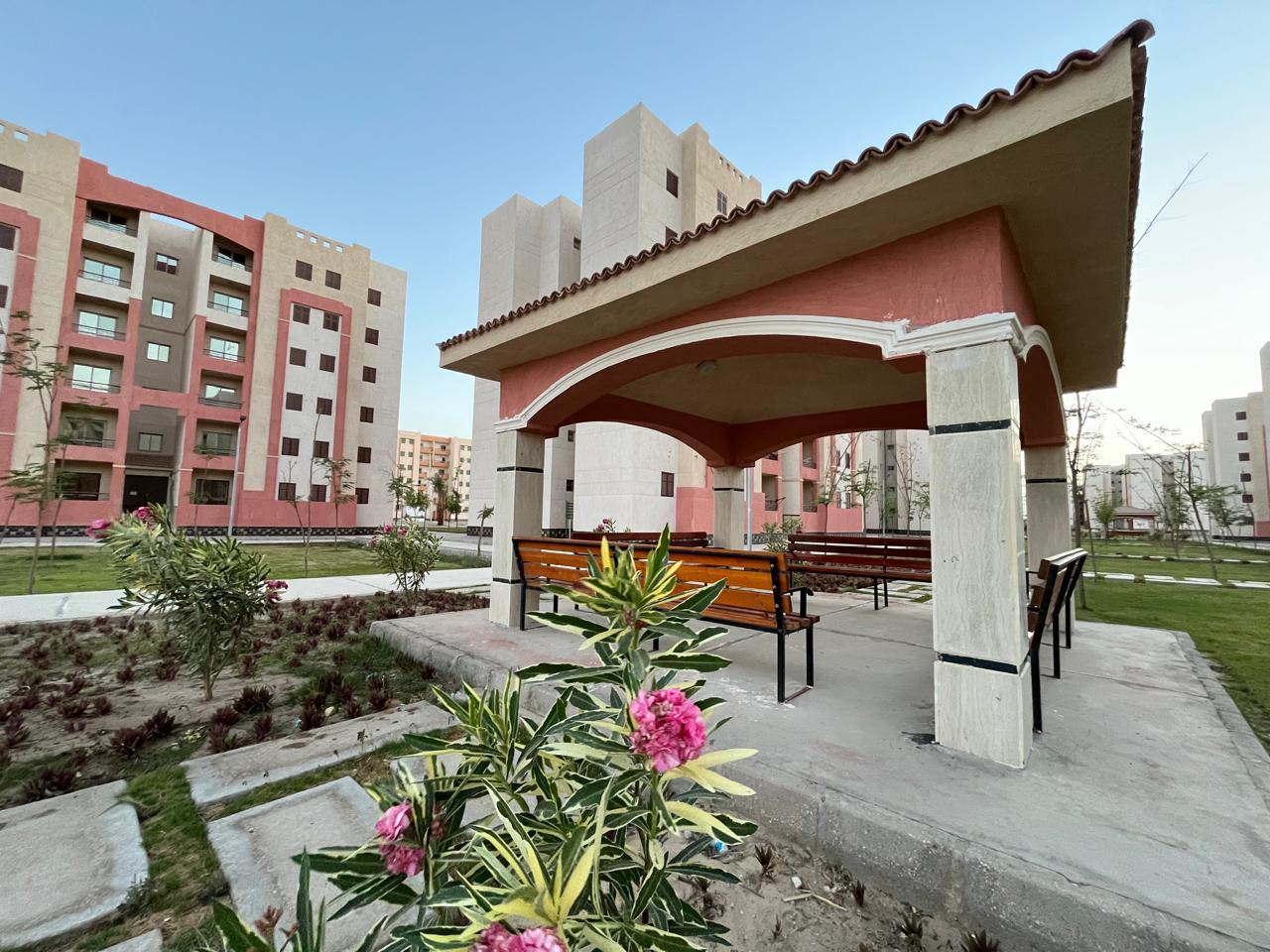 الجزار يتابع سير العمل بالمشروعات السكنية والتنموية بقنا الجديدة