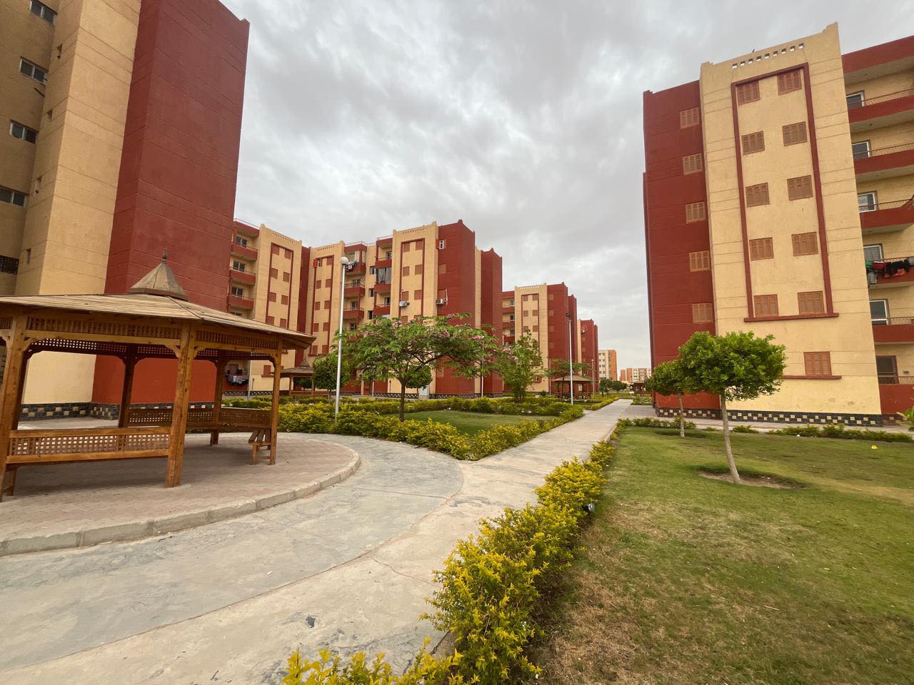 الجزار يتابع سير العمل بالمشروعات السكنية والتنموية بقنا الجديدة