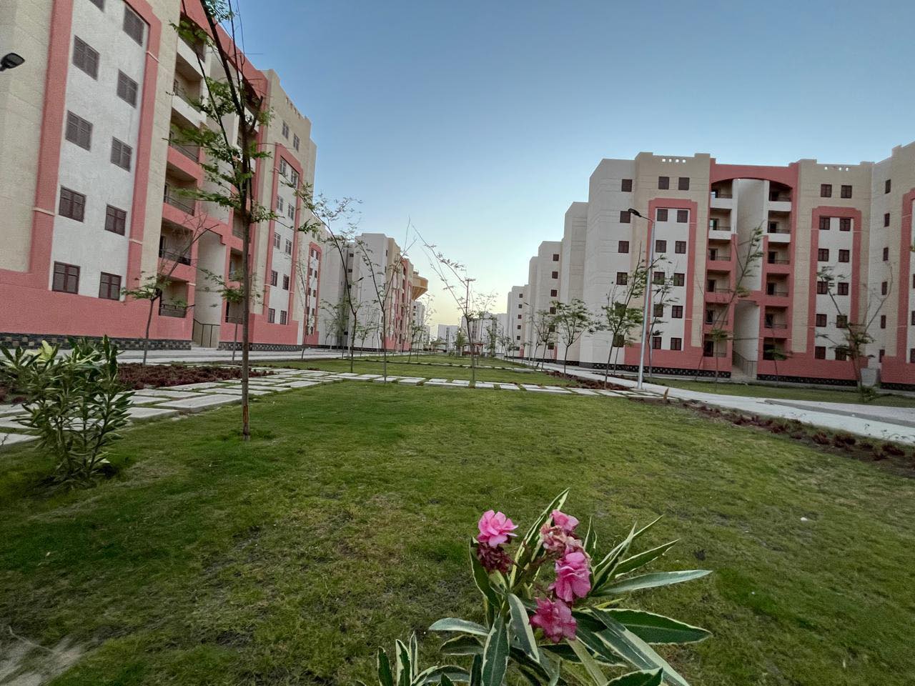 الجزار يتابع سير العمل بالمشروعات السكنية والتنموية بقنا الجديدة