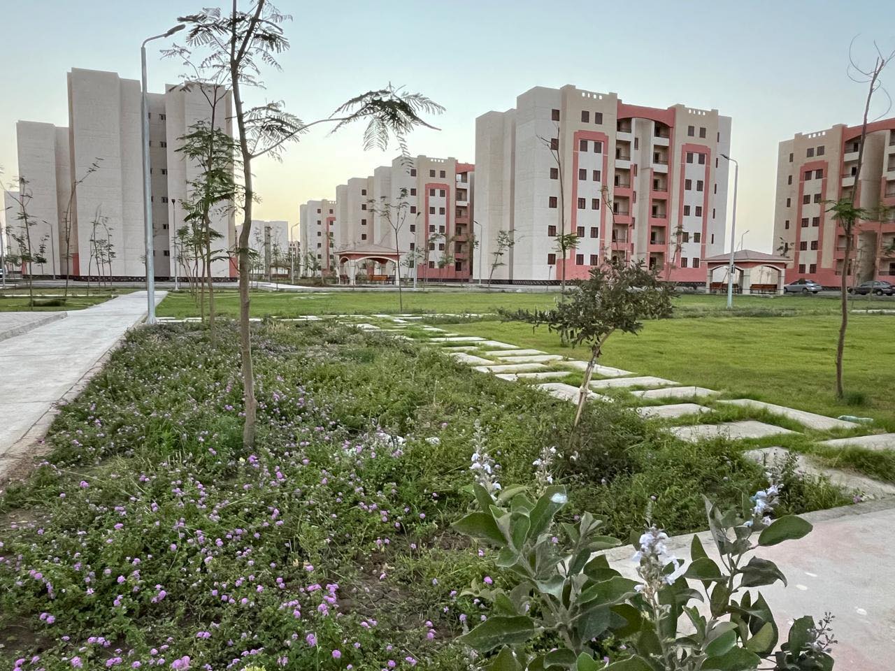 الجزار يتابع سير العمل بالمشروعات السكنية والتنموية بقنا الجديدة