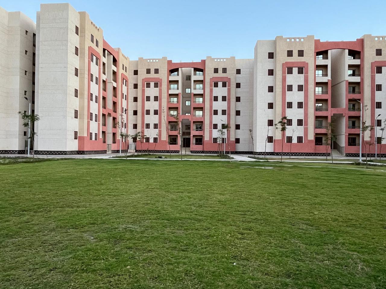 الجزار يتابع سير العمل بالمشروعات السكنية والتنموية بقنا الجديدة